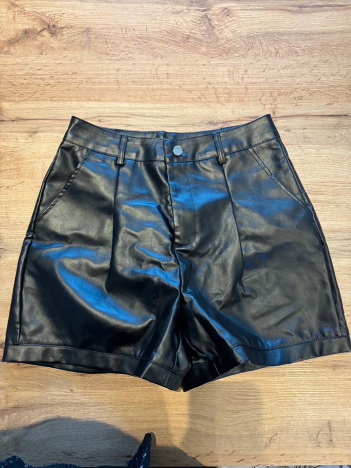 Short taille haute noir faux cuir SHEIN taille M
