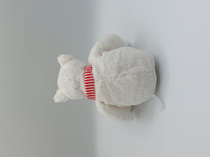Peluche doudou ours polaire blanc PRIMATIS beige écharpe rayée rouge 20 cm assis - photo numéro 2