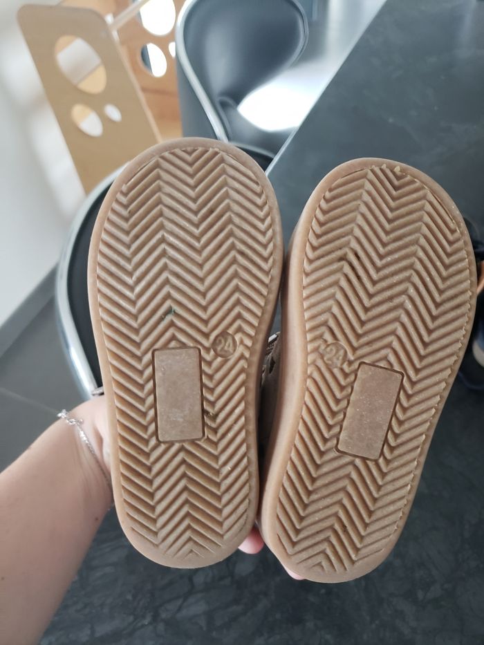 Chaussures Aster Taille 24 - photo numéro 3