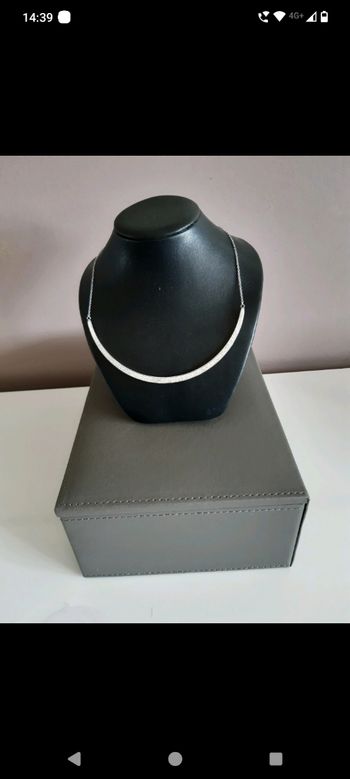 Collier en acier orné de pierre Victoria