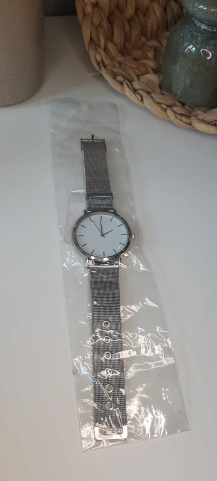 Jolie montre argenté neuve - photo numéro 3
