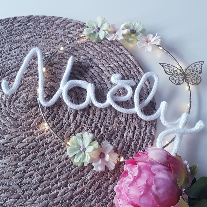 Décoration murale couronne fleur prénom personnalisé tricotin fait main guirlande lumineuse chambre bébé - photo numéro 6