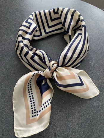 Magnifique foulard bleu marine et beiges