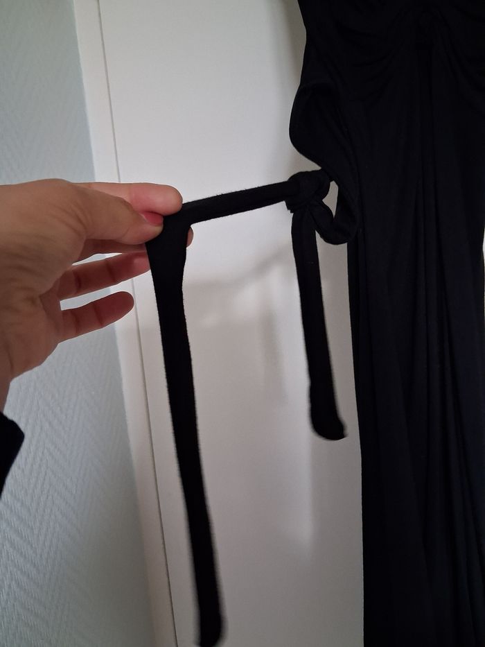 Robe noire cintrée élégante avec ceinture dos - photo numéro 4