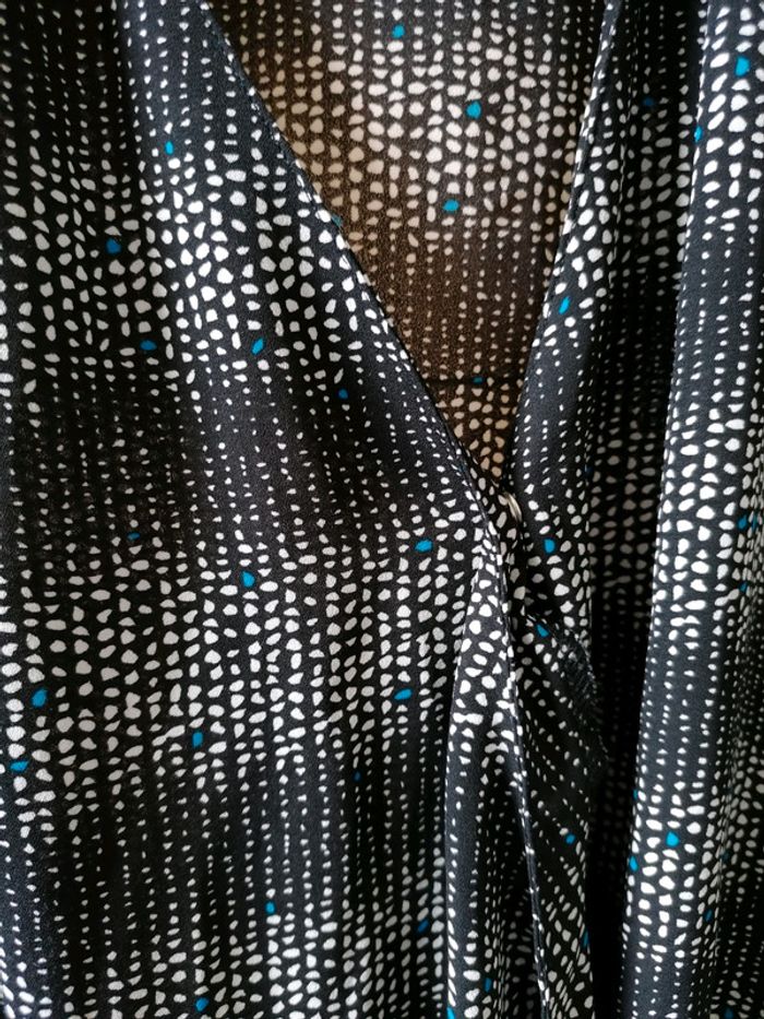 Petite blouse très sympa de chez La Halle blanche et noire avec des petits points bleus - photo numéro 3