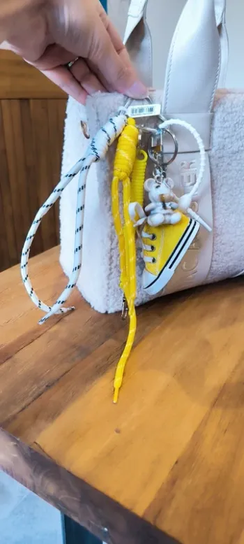 Gri-gri de sac jaune Mickey converse porte clés