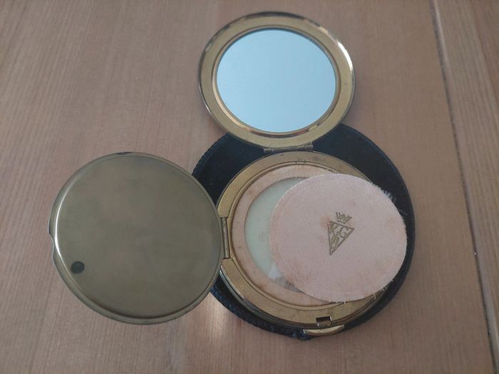 Poudrier miroir ancien doré de la marque KIGU années 1960 - photo numéro 4