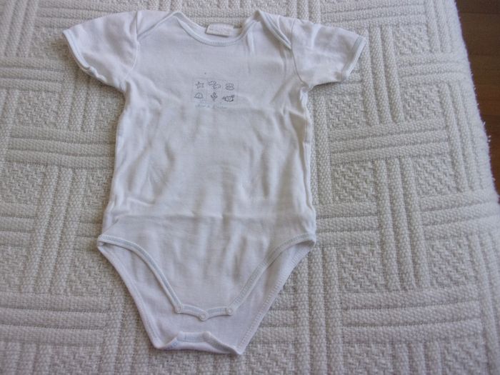 body manches courtes taille 24 mois