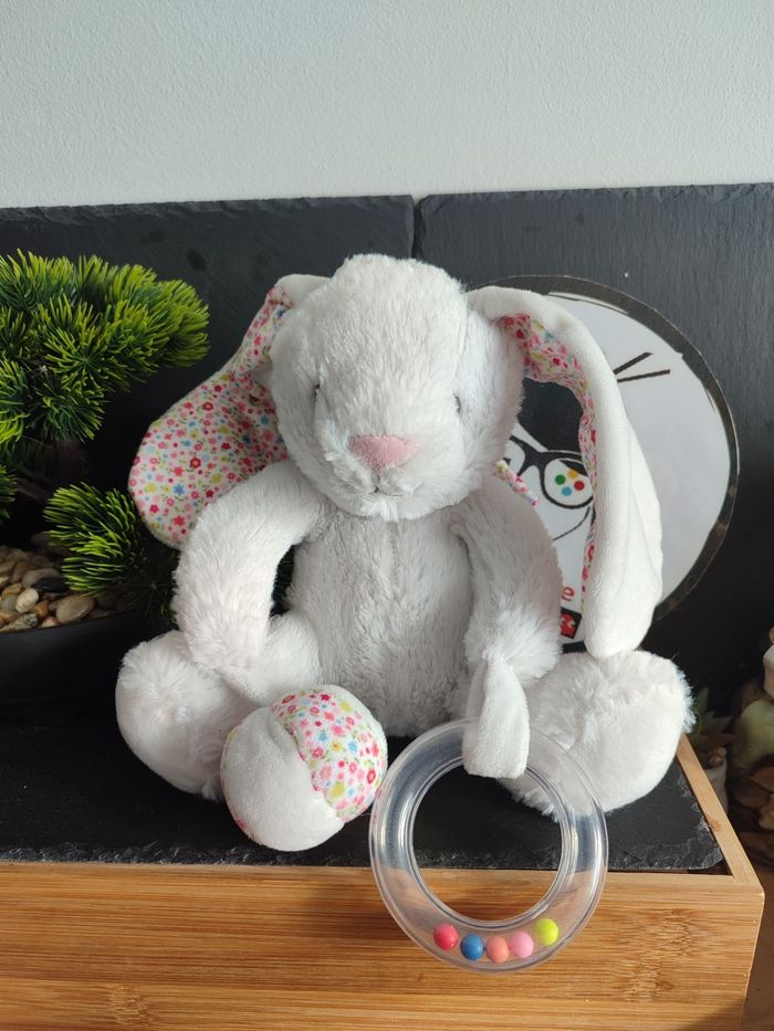 peluche lapin d'activité pommette blanc rose fleur oiseau noeud balle anneau
