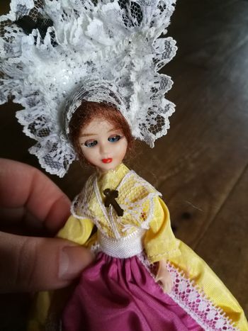 Poupée régionale ancienne Normande robe jaune