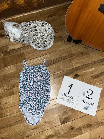 Body bretelles fleuri très bon état dPM 12mois