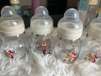 4 petits biberons mam en verres 