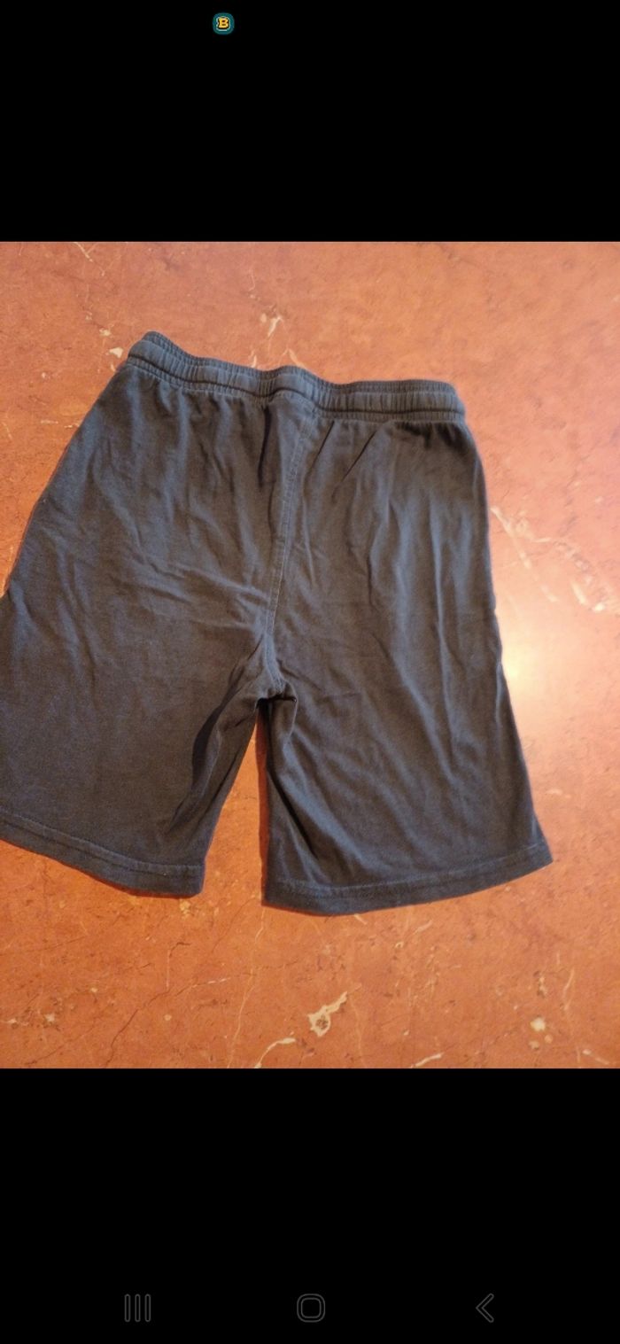 Short garçon taille 8 ans - photo numéro 3