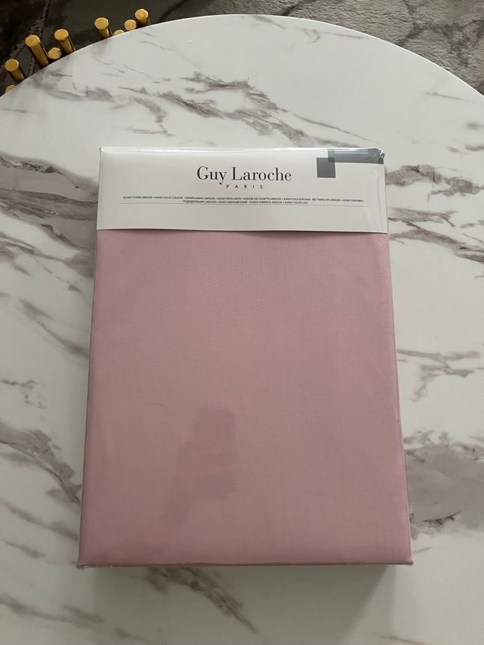 Housse de couette Guy Laroche 240x220 cm et deux taies d’oreillers 65x65 cm neuf avec étiquette - photo numéro 6