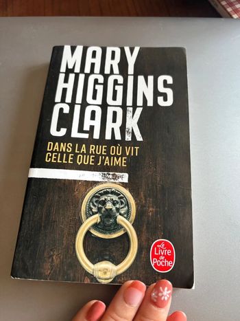 Dans la rue ou vis celle que j'aime de Mary Higgins Clark