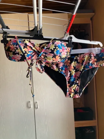 Superbe ensemble bikini noir fleurs exotiques jamais porté marque Tropical Beach