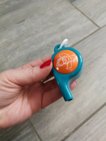 Sifflet bleu et orange en plastique