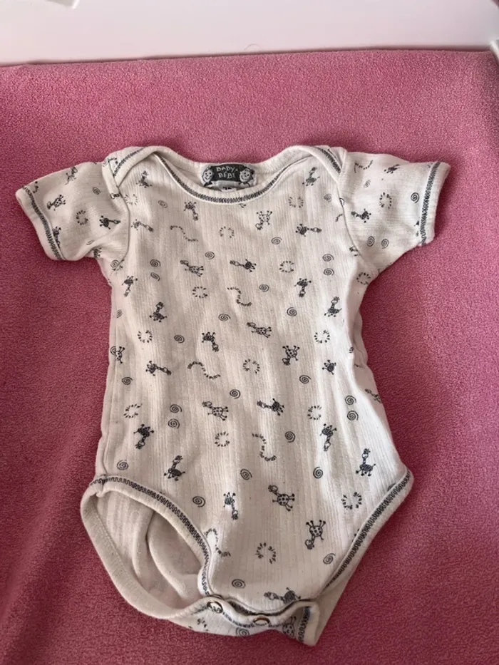 Lot de 11 bodys taille 12 mois - photo numéro 13