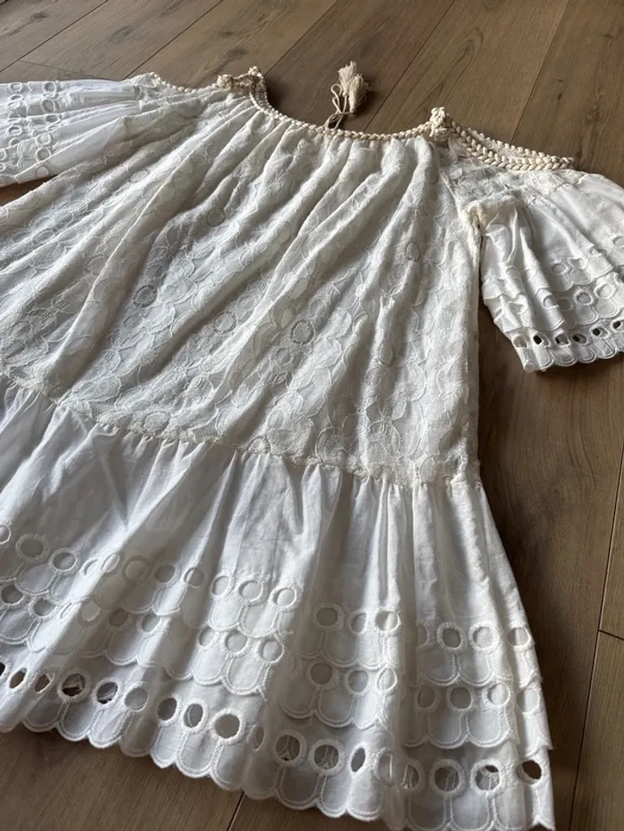 Robe courte femme dentelle avec ouverture épaules - photo numéro 2