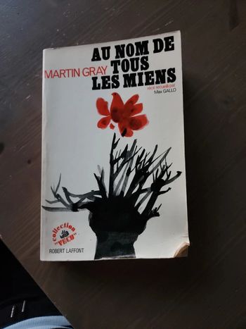 Livre grand format broché Au nom de tous les miens