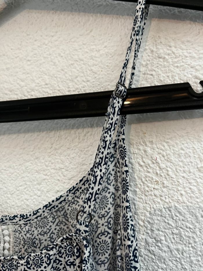 Haut fines bretelle oversize blanc motif foulard bleu marine et détails broderie - photo numéro 5