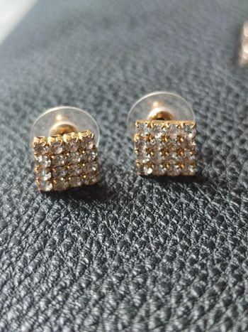 🌺 boucles d'oreilles fantaisie clous métal doré et strass blanc