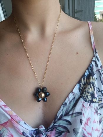 Joli collier avec fleur en perles et chaîne en acier inoxydable