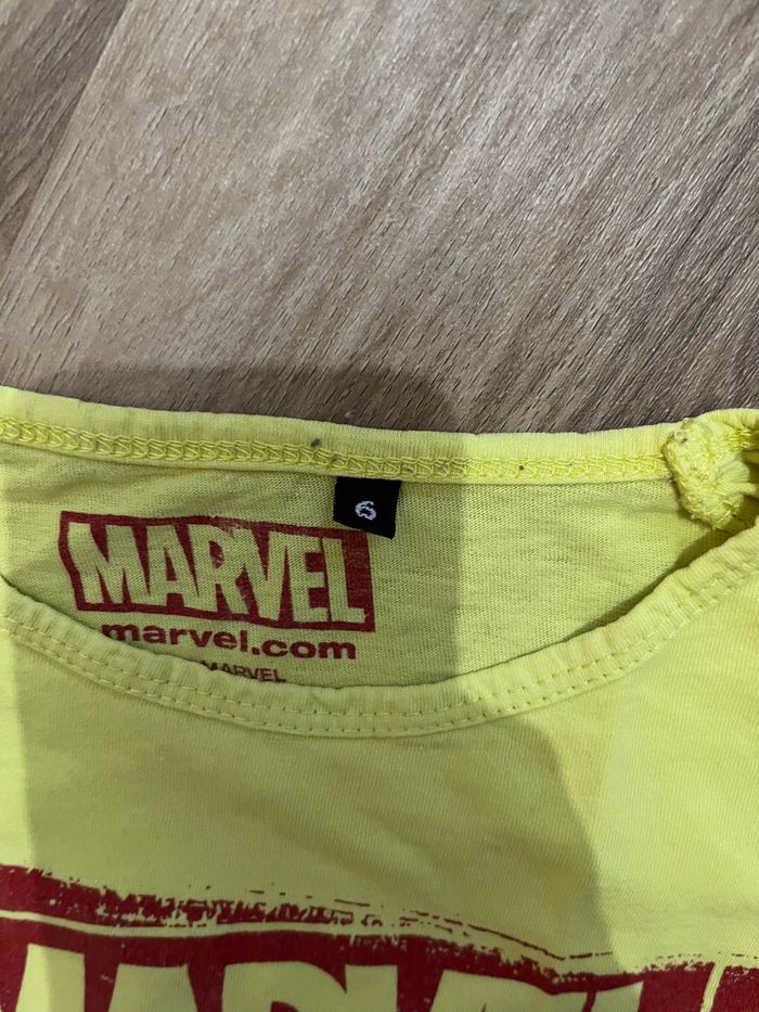 T shirt Marvel enfant couleur jaune vert 6 ans taille petit très bon état - photo numéro 2
