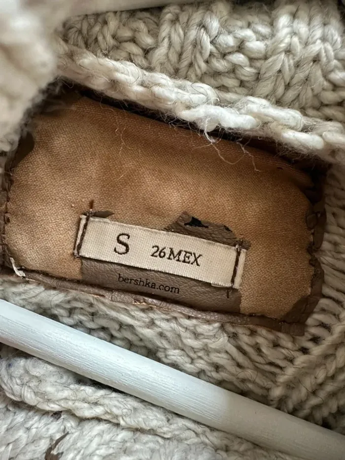 Cape en maille beige avec col roulé et boutons - Élégance hivernale - photo numéro 2