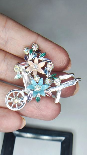 Broche brouette de fleurs
