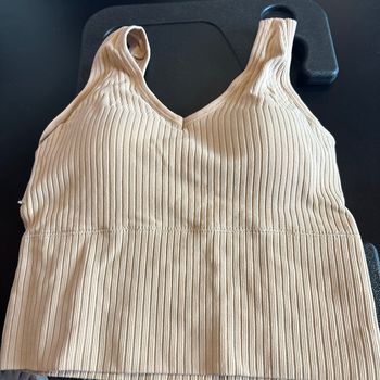 Top crème avec coque intégré
