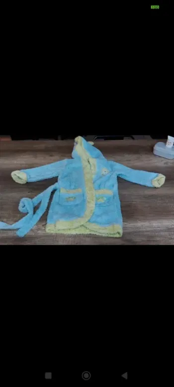 Robe de chambre taille 36 mois 
Toute douce 
Toute chaude