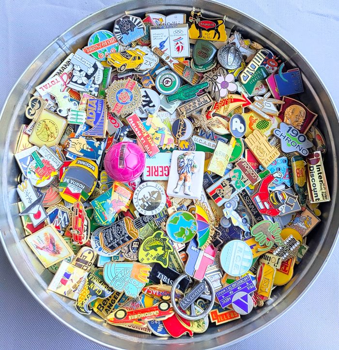 Lot 500 pin's pin pins aucun double et sans attache - photo numéro 1