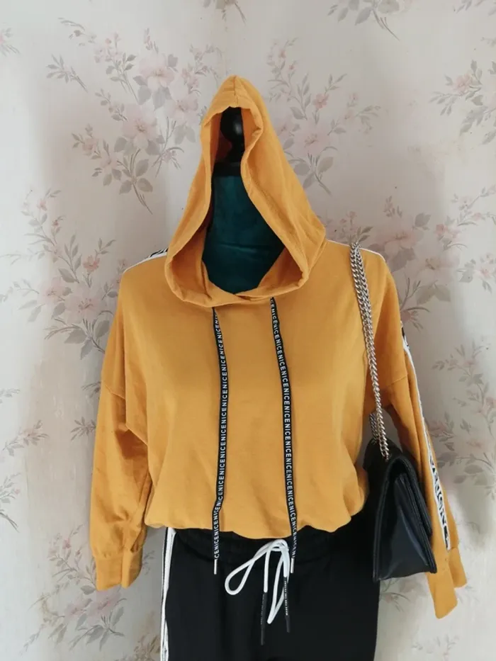 Sweat à capuche fin moutarde avec rubans à message sur les manches / sans marque / (TU)