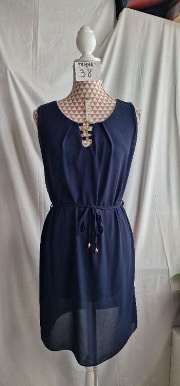 Robe, marine, avec anneaux décoratif argentés sur le col,en très très bon état