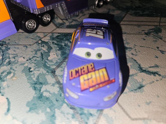Disney Pixar Cars véhicule Camion Transporteur octane gain 19 + voiture cars - photo numéro 3