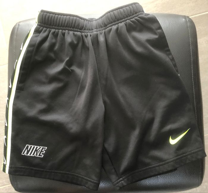 Short « Nike »  Taille 128-137 cm (8-10 ans)