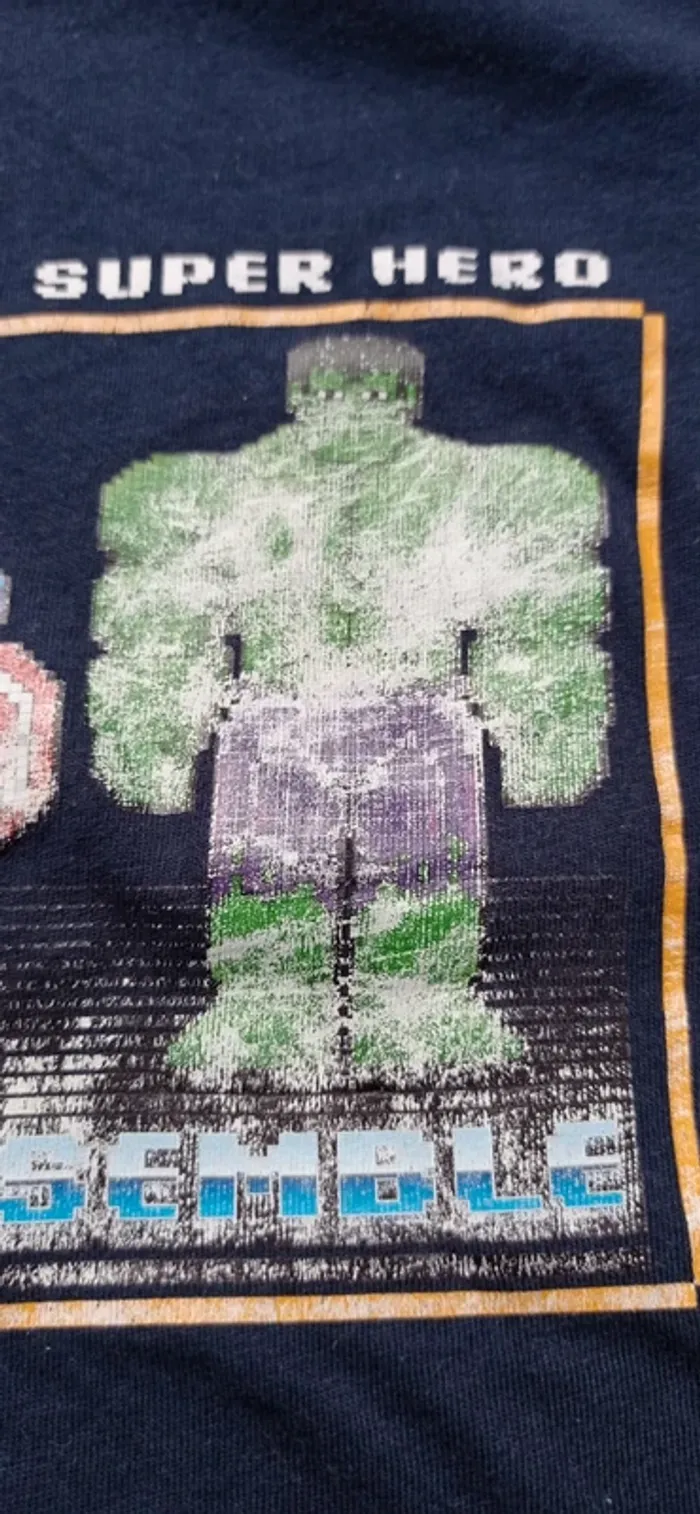 T-shirt Marvel taille 8 ans mais taille petit 
Bon état, les couleurs des motifs sont abîmés - photo numéro 5