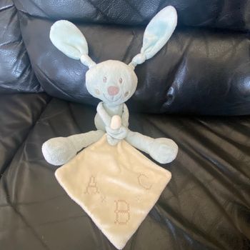 Peluche lapin bleu avec doudou blanc ABC  pommette abc  30cm