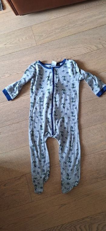 Pyjama dinosaure dans l'espace 18-24 mois