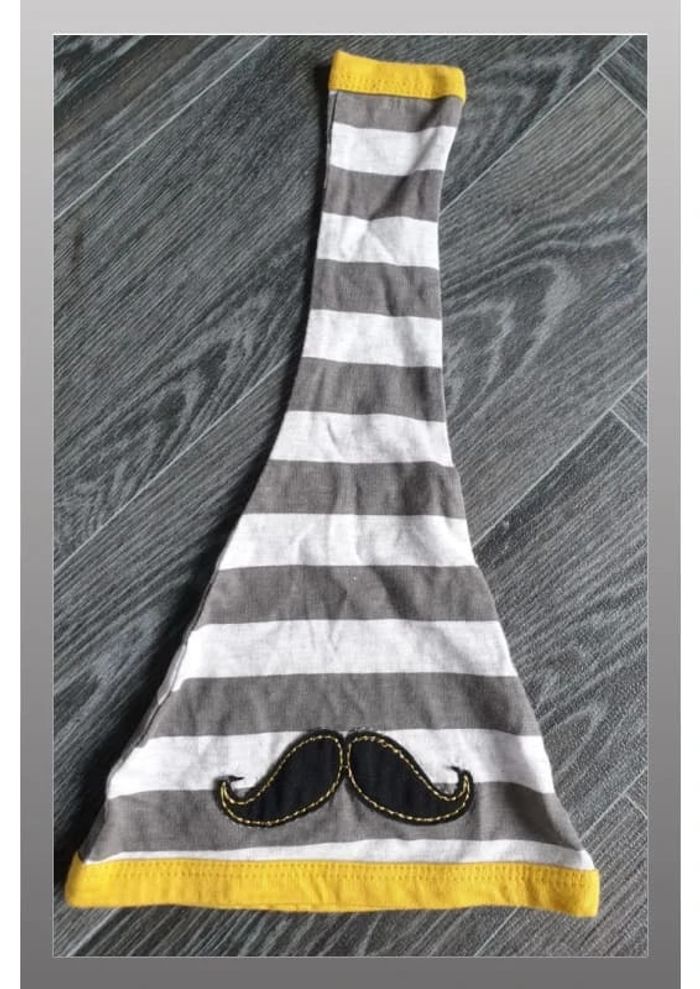 bonnet bébé rayé gris/blanc/jaune "moustache"