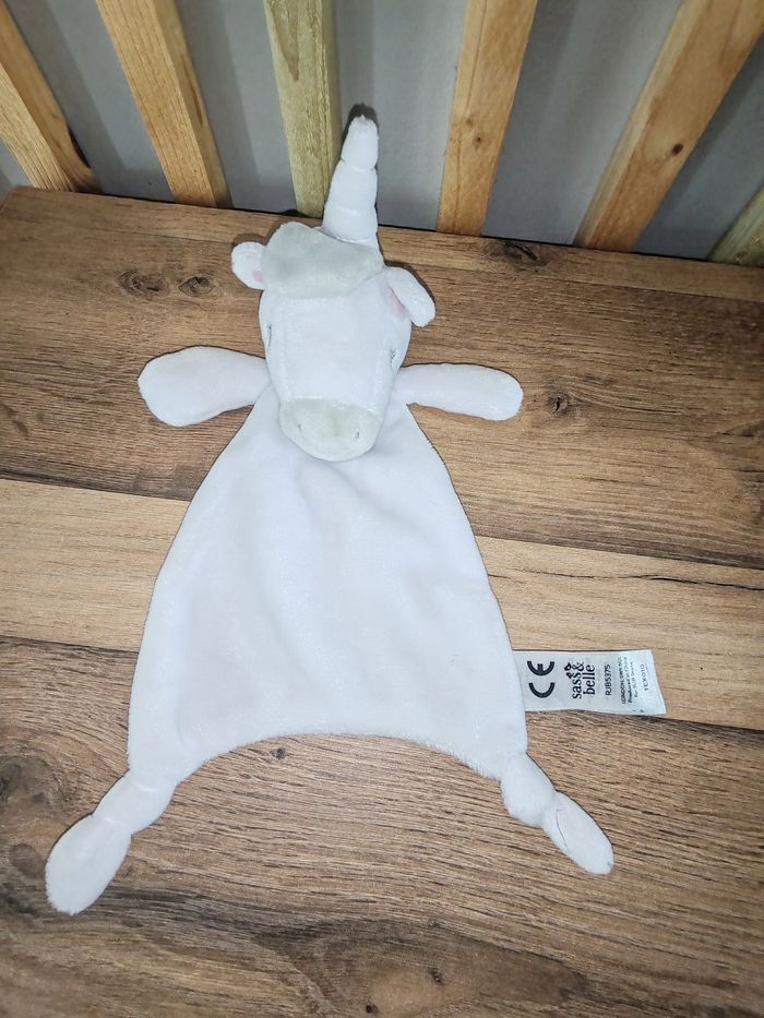 Licorne blanche sass et belle