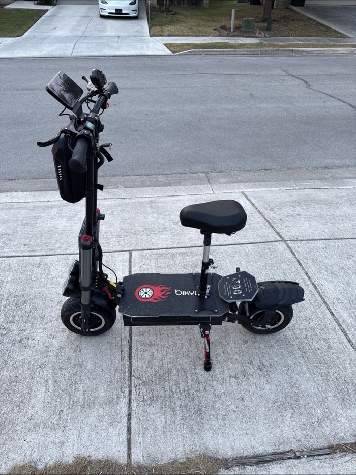 Trottinette électrique pliable pour adultes, 5600 W, 60 V, 38 Ah, 80 km/h, avec double moteur et pneus route de 30 cm. - photo numéro 2