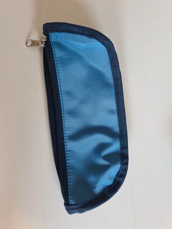 Trousse bleue