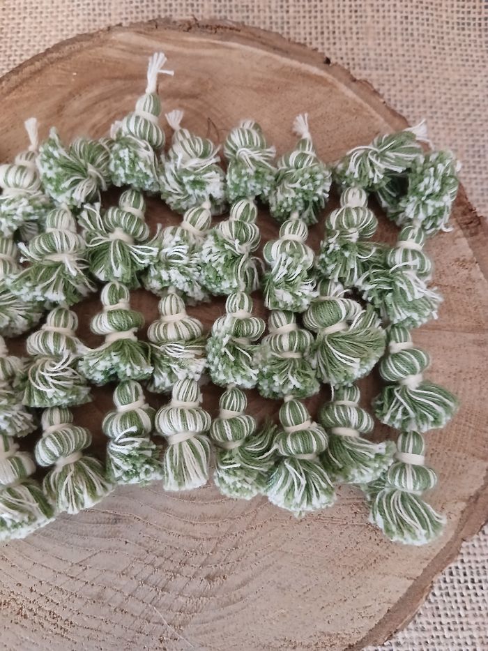 Lot de 10 pompons long vert crème - photo numéro 3