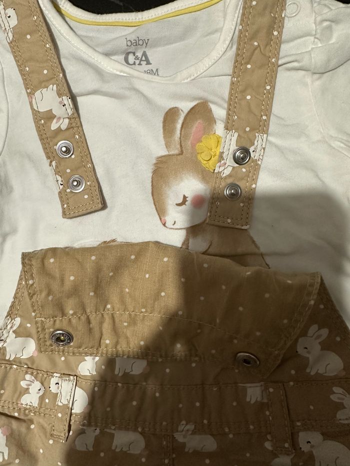 Salopette short et t-shirt - photo numéro 3