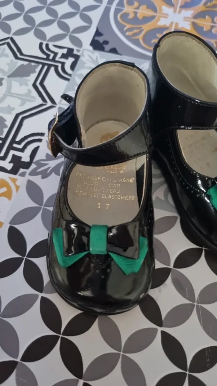 Petite chaussure de marché noir avec nœud vert taille 17 - photo numéro 2