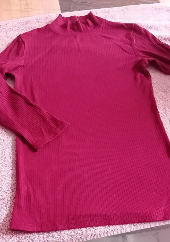 Très joli petit pull fin couleur prune taille S basics
