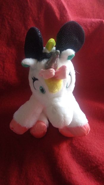 Licorne blanche et arc en ciel