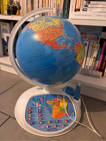 Globe terrestre interactif parfait état de fonctionnement  Clémentoni